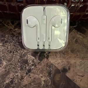 Apple ear pod